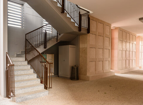 Nuovo cimitero con tombe in marmo