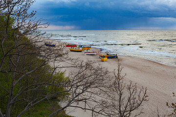 Kolorowe kurty rybackie na bałtyckiej plaży, Rewal, Polska - obrazy, fototapety, plakaty