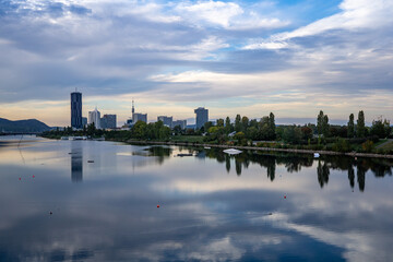 Fototapeta na wymiar Skyline Wien mit Donau