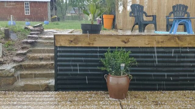 pluie de gr&ecirc;le dans le jardin 