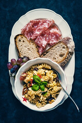 Italienischer Nudelsalat mit Oliven, Brot und Salami