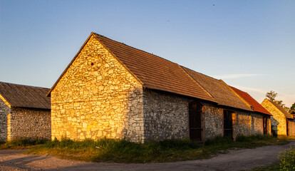 Fototapeta na wymiar Stare, zabytkowe stodoły w Żarkach
