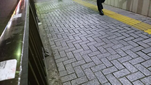 渋谷駅跨道橋の下の歩道の路面 / The sidewalk surface under the overpass near the Shibuya Station