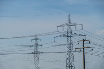 Strommasten einer &Uuml;berlandleitung im Feld