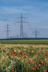 Strommasten einer &Uuml;berlandleitung im Feld