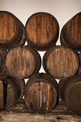 Barriles de vino antiguos en madera.