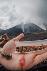 Grande cigarette devant un volcan