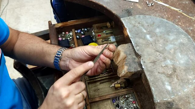 Joyero fabricando, reparando o puliendo el anillo de moda en el taller de joyer&iacute;a.