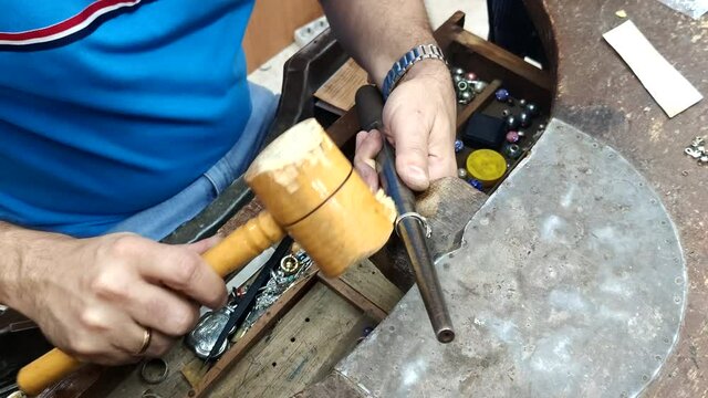 Joyero fabricando, reparando o puliendo el anillo de moda en el taller de joyer&iacute;a.