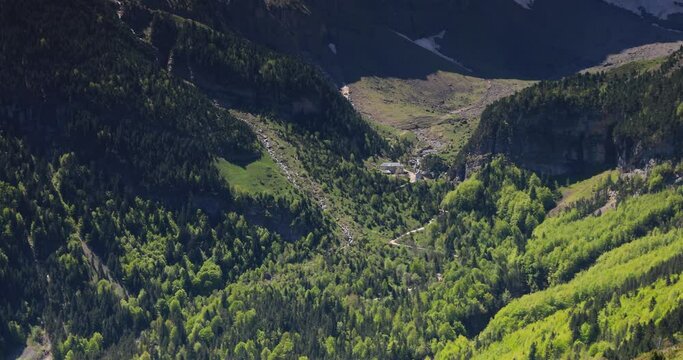Cirque de Gavarnie situ&eacute; dans le massif montagneux des Pyr&eacute;n&eacute;es