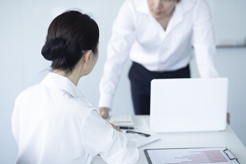 Obraz premium Business people using laptop in meeting