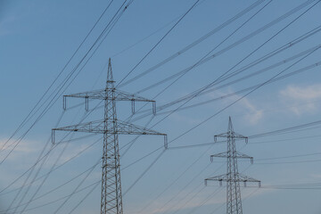 Strommasten einer Überlandleitung im Feld