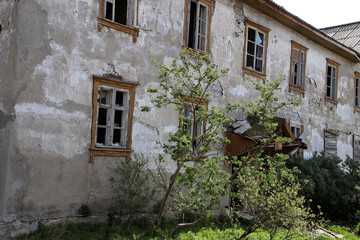 Fototapeta na wymiar houses abandoned by people with broken windows and doors