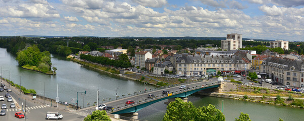 Panoramique vue sur le Pont-de-l'Oise et Saint-Ouen-l'Aumône (95310) depuis les hauteurs de...