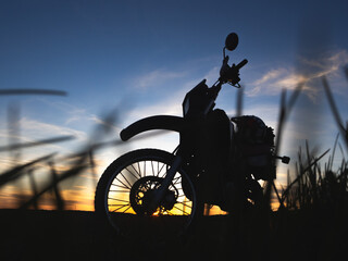 Motocykl o zachodzie słońca - obrazy, fototapety, plakaty