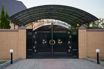 Automatic opening gates in black and a canopy