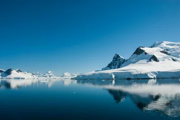 Fotobehang Besneeuwde bergen in Paradise Bay, Antarctica. © foto4440
