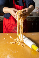 mujer amasando fideos caseros!!!