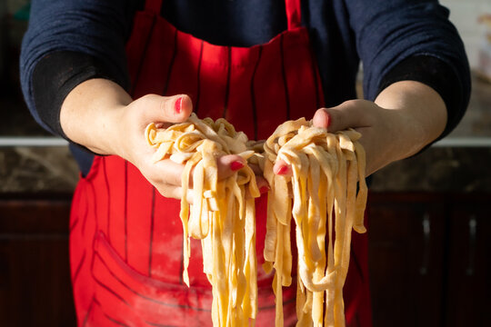 mujer amasando fideos caseros!!!