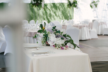 Decorative decoration of tables with natural and artificial flowers