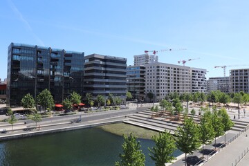 La darse, grand bassin artificiel dans le quartier d'affaires de Lyon Confluence, ville de Lyon,...