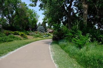 Fototapeta na wymiar Kendrick Lake Park path in Lakewood Colorado 2
