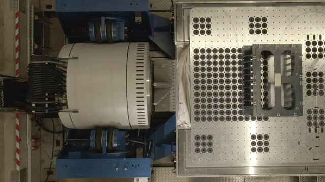 Vibration testing device with sliding table in different performance ranges with maximum forces up to 41 kN