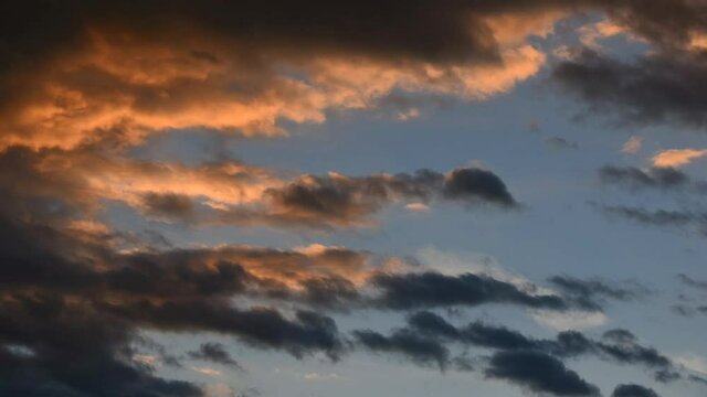 time lapse di nuvole che si colorano in modo intenso di arancione-rosso al momento del tramonto, il rapido scorrere delle nuvole al tramonto in montagna nelle dolomiti