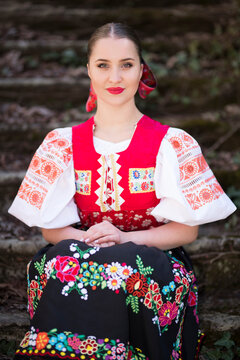 Belle jeune femme slovaque en costume traditionnel. folklore slovaque