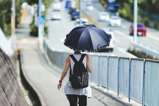 黒い日傘の女性