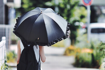 黒い日傘の女性