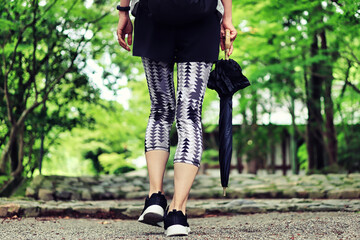 歩く女性の足元