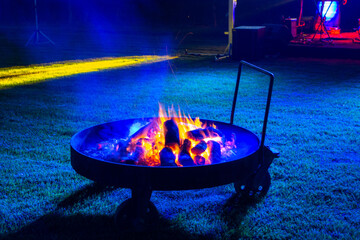 Fuego preparado en la noche
