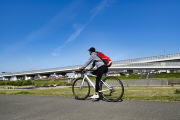 ロードバイクに乗る女性