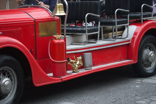 Carro de bombeiros antigo com sino e extintor, alusivos à época, viatura aberta sem cobertura