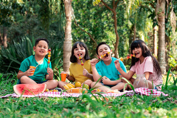 Fototapeta premium child picnic in the park