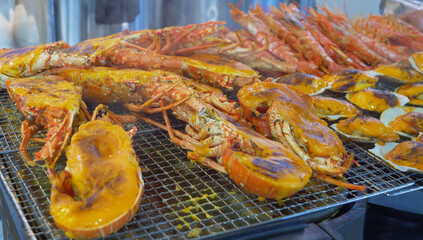 糸満の市場で売られていた伊勢海老の網焼き