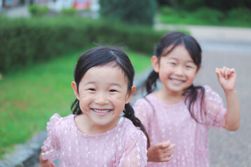 笑顔の双子の少女