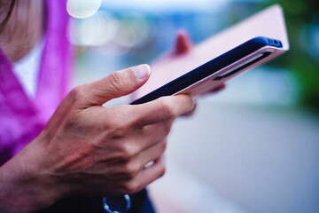 スマホと女性の手元