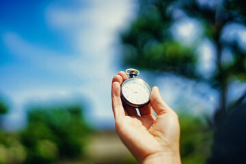 懐中時計を持つ男性