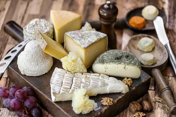 Fotobehang assortiment de fromages Français sur planche et table en bois © Jérôme Rommé