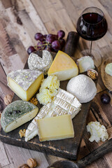 assortiment de fromages Français sur planche et table en bois - obrazy, fototapety, plakaty