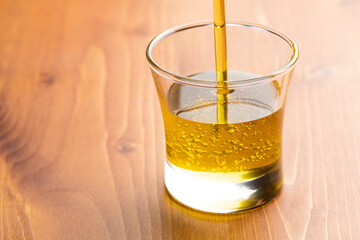 ガラスの容器にオリーブオイルを入れる