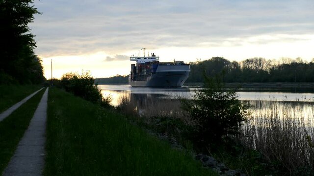 Containerschiff im Nord-Ostsee-Kanal
