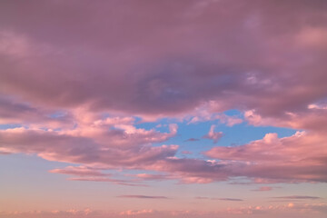 空の風景(夕焼け) 青空が残る夕焼けを瑞雲が覆う
