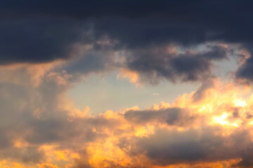 空の風景(夕焼け) 夕焼けの雲に黒と橙が混ざる