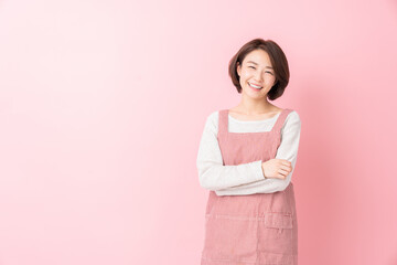 エプロン姿の女性