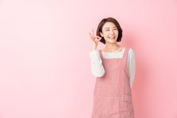 エプロン姿の女性 © miya227