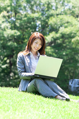 公園でパソコンをするビジネスウーマン