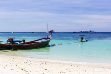 Fototapeta na wymiar boats on the beach at white sand island and blue sky on sunny day